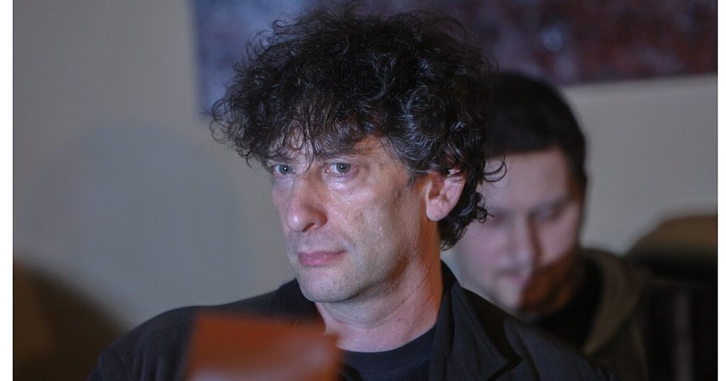 ¿Quién es Neil Gaiman, el escritor al que 12 mujeres acusan por agresión sexual?