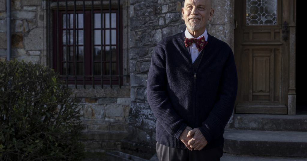 En Mr. Blake, a sus órdenes, John Malkovich no es el asesino, pero es el mayordomo