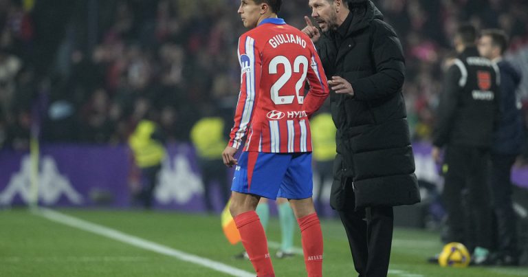 Diego Simeone llenó de elogios a su hijo Giuliano, figura en el Atlético de Madrid pero reveló qué le exige para "seguir creciendo"
