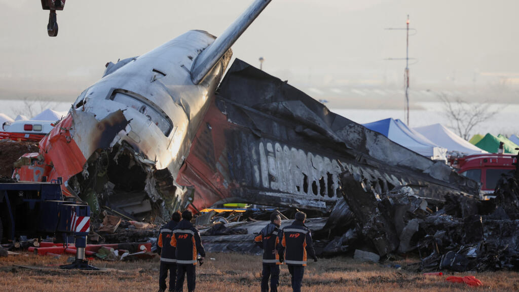 Corea del Sur envía a EE. UU. caja negra del avión siniestrado; las familias preparan los funerales