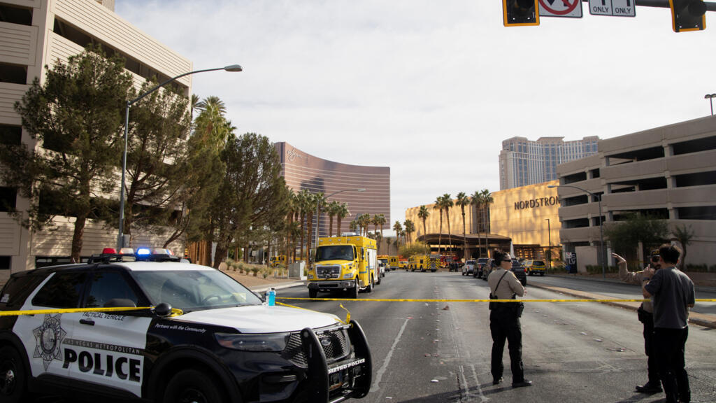 Un muerto en explosión de auto de Tesla frente a hotel de Trump; se considera posible acto terrorista