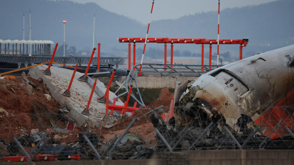 Corea del Sur prohíbe salir del país al CEO de Jeju Air tras accidente que dejó 179 muertos