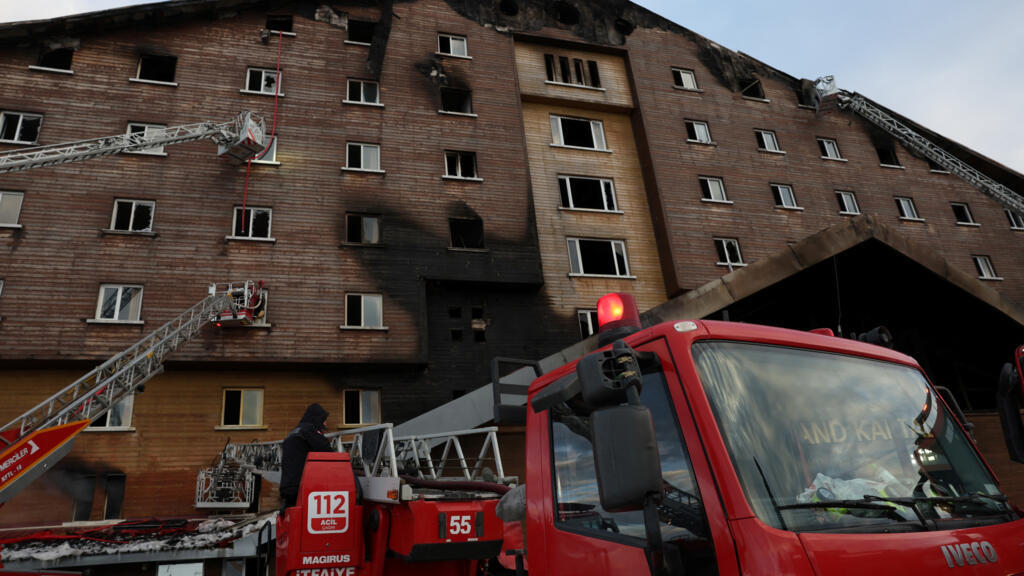 Mueren al menos 69 personas al incendiarse un hotel en una estación de esquí en Turquía