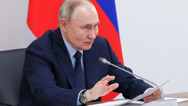 "No tiene derecho a firmar nada": Putin cuestiona la legitimidad de Zelenski para acordar la paz