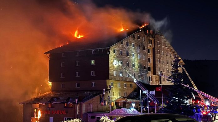 Un incendio en el hotel de una estación de esquí turca deja al menos 10 muertos y 32 heridos