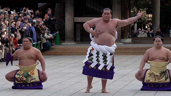 NO COMMENT: El campeón de sumo inicia la temporada con un ritual tradicional en el Santuario Meiji