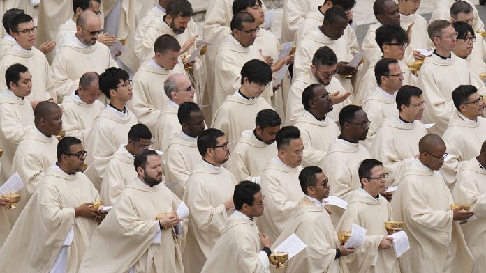 Los hombres abiertamente homosexuales ya pueden ser sacerdotes, según el Vaticano