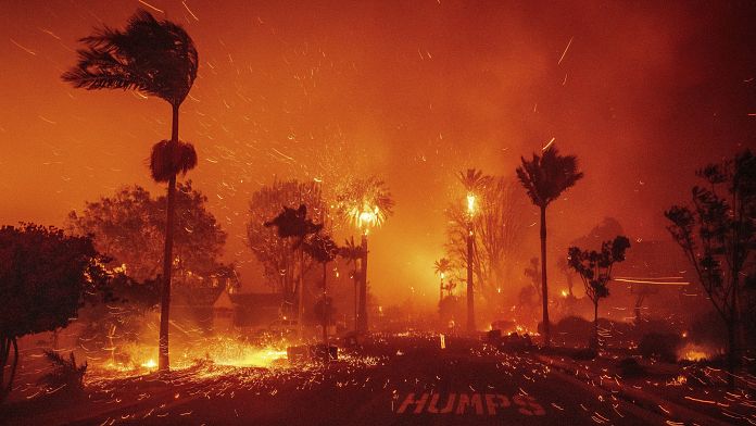 Las autoridades reconocen errores al enviar las alertas telefónicas por los incendios en Los Ángeles