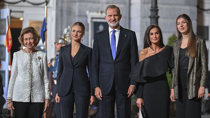 El rey Felipe otorga a la reina Sofía el Toisón de Oro, la máxima condecoración de la Corona