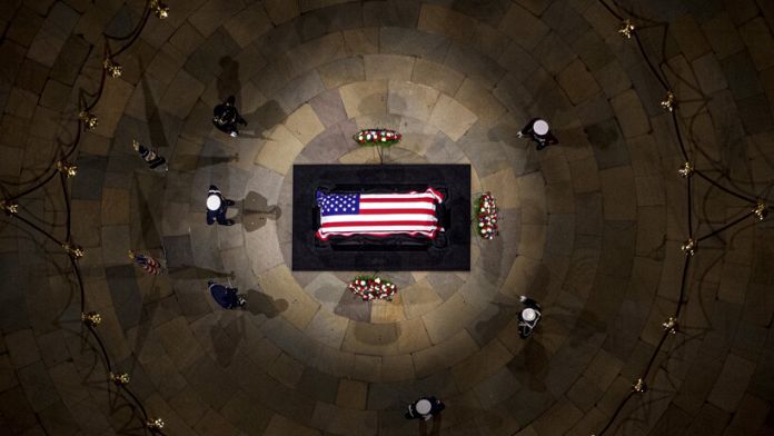 Kamala Harris elogia al fallecido presidente Jimmy Carter en una ceremonia bipartidista en el Capitolio