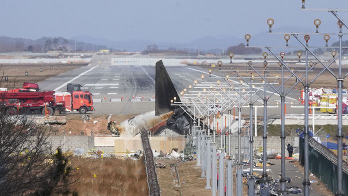 La caja negra del avión surcoreano no registró nada cuatro minutos antes de la catástrofe