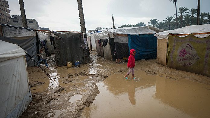 NO COMMENT: La lluvia agrava la tragedia de los desplazados por la guerra en Gaza