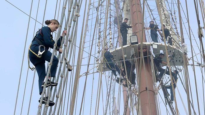 VÍDEO: La princesa Leonor se embarca en el buque Juan Sebastián Elcano y realiza maniobras marineras