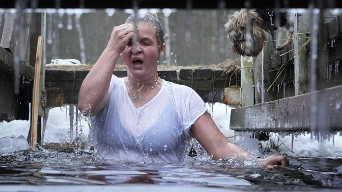 VÍDEO: Los rusos ortodoxos se bañan en agua helada para celebrar la Epifanía