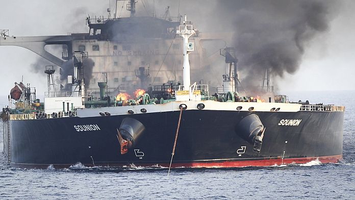 Rescatan un petrolero atacado por rebeldes hutíes de Yemen que ardía en el mar Rojo