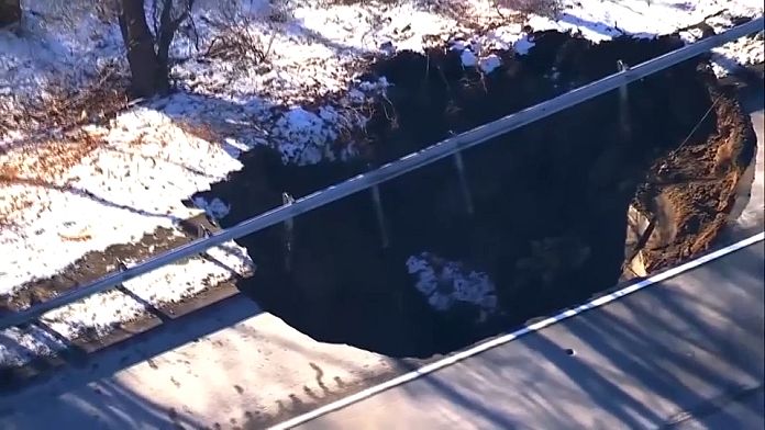 NO COMMENT: Un socavón provoca el cierre de dos carriles en una autopista en Nueva Jersey