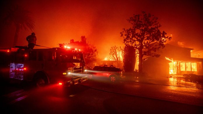 Más de 30.000 personas evacuadas por un incendio forestal que arrasa el sur de California