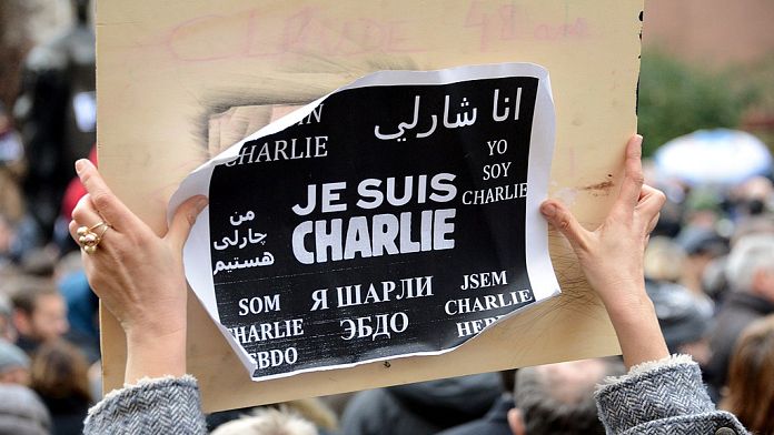 'Charlie Hebdo' recuerda el atentado en su décimo aniversario con un especial: "¡Indestructible!"