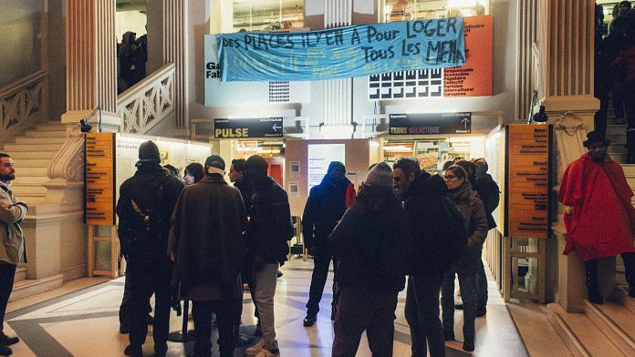 350 jóvenes inmigrantes protestan durmiendo en los pasillos de un emblemático teatro parisino