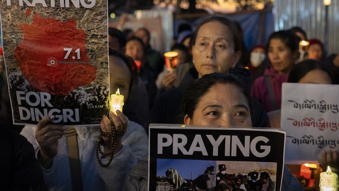 NO COMMENT: Los tibetanos exiliados rinden homenaje a las víctimas del terremoto