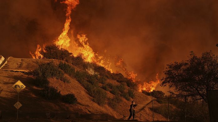 Los Bomberos de Los Ángeles se apresuran a contener las llamas y el número de víctimas asciende a 16