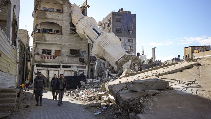 NO COMMENT: Los palestinos rezan en las mezquitas destruidas de Gaza