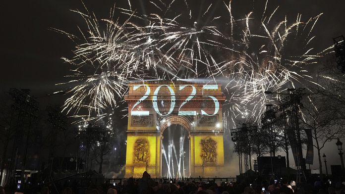 NO COMMENT: Las celebraciones de Año Nuevo tiñen el cielo nocturno de Europa de luz y color