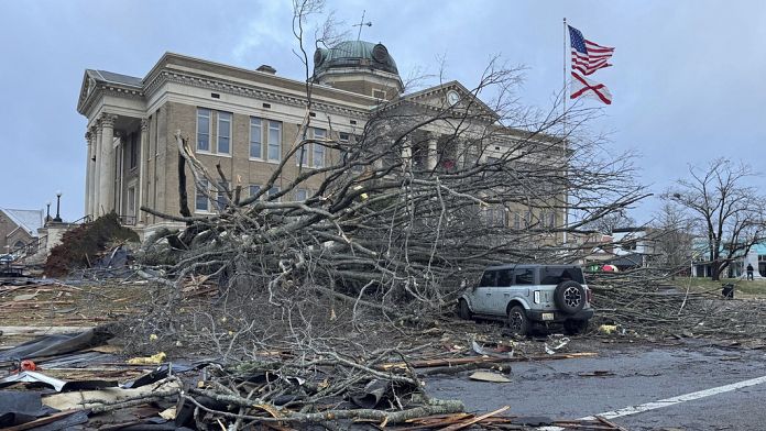 NO COMMENT: Un tornado causa destrozos en una localidad de Alabama, EE.UU.