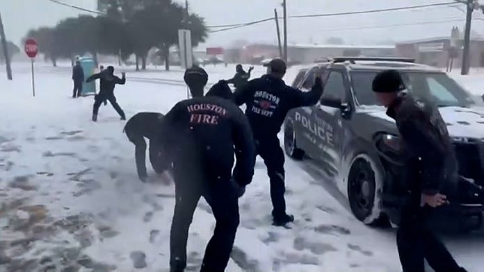 NO COMMENT: Peleas virales de bolas de nieve y trineos por Texas y la costa del Golfo