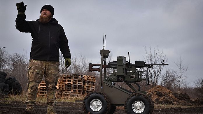 Un dron ucraniano que dispara con fusiles y rifles: Cambio de paradigma en la guerra