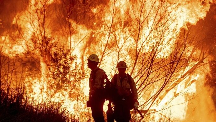 Ascienden a 10 los muertos en los devastadores incendios de Los Ángeles