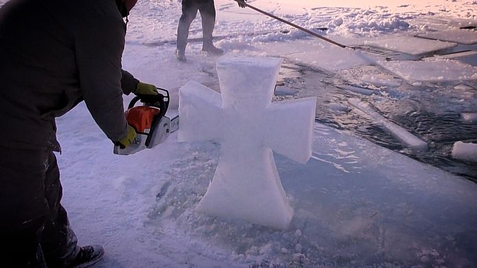 NO COMMENT: Rumanía se prepara para el Día de Reyes con la bendición de cruces de hielo