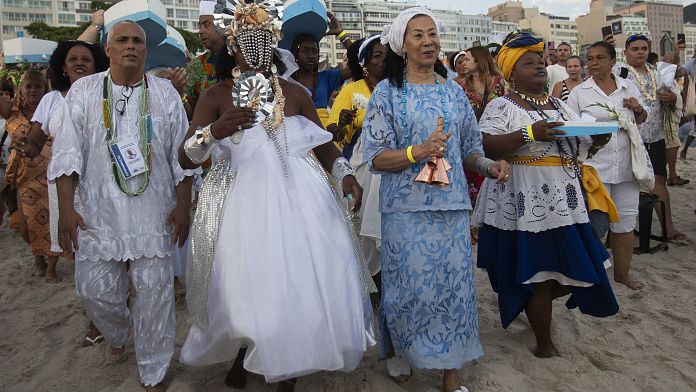 NO COMMENT: Los afrobrasileños rinden homenaje a su diosa del mar para celebrar el Año Nuevo