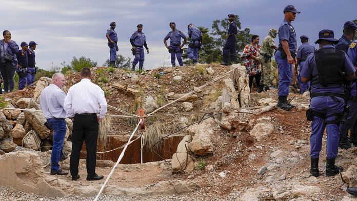 Los equipos de rescate sacan supervivientes y cadáveres de una mina de oro ilegal en Sudáfrica