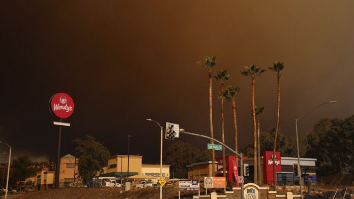 El incendio Hughes avanza rápidamente al norte de Los Ángeles y desencadena evacuaciones masivas