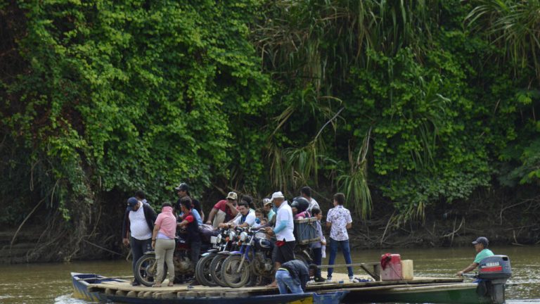 Cinco días de violencia en Colombia: más de 100 muertos y miles de desplazados