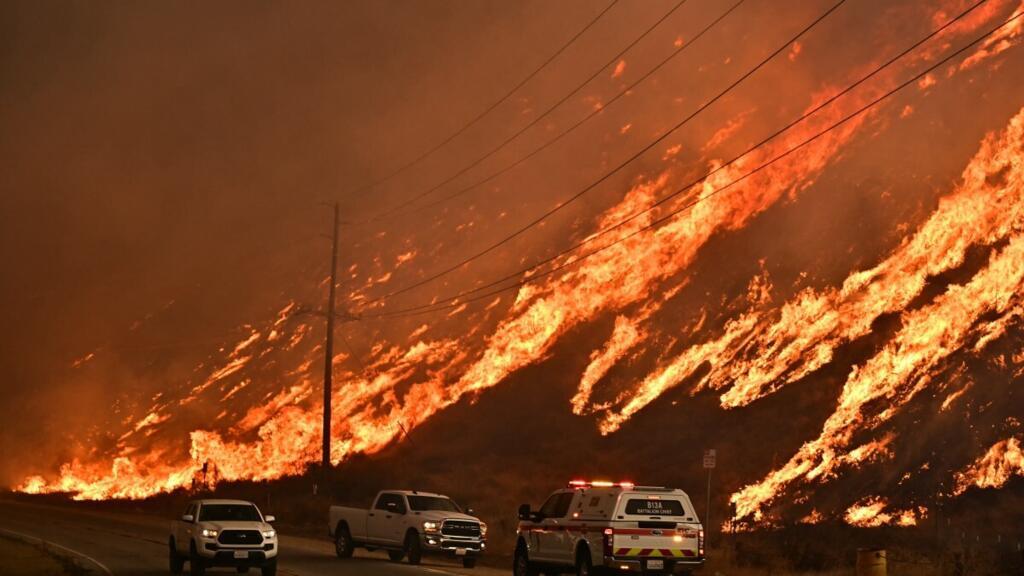 Estalla nuevo incendio forestal cerca de Los Ángeles que causa evacuaciones masivas