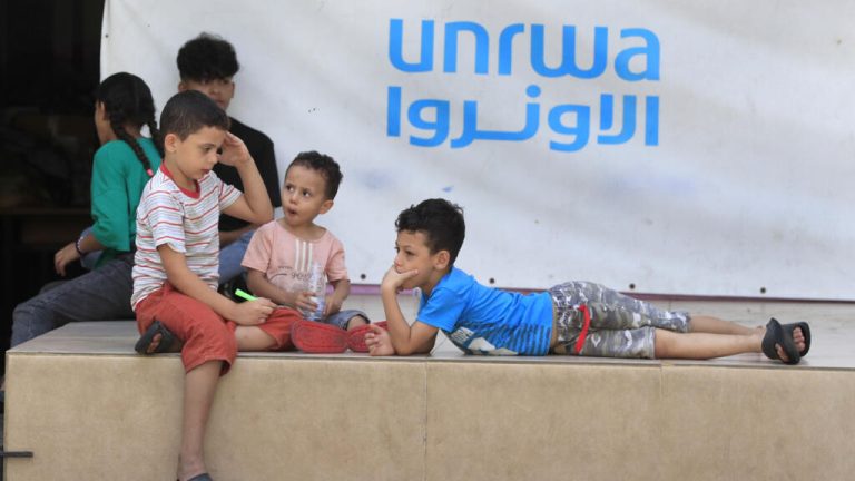 ¿Qué implicaciones tiene para los palestinos la prohibición de operaciones de la UNRWA en Israel?