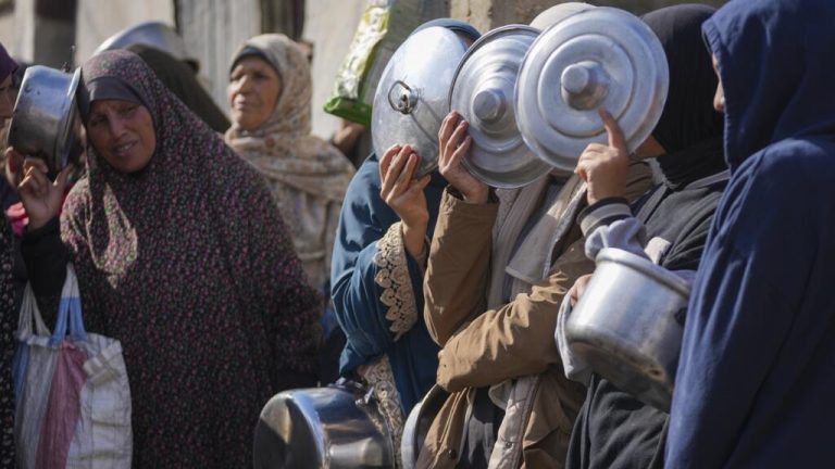 "Nuestra vida como mujeres ha sido destruida": la falta privacidad atormenta a las mujeres en Gaza