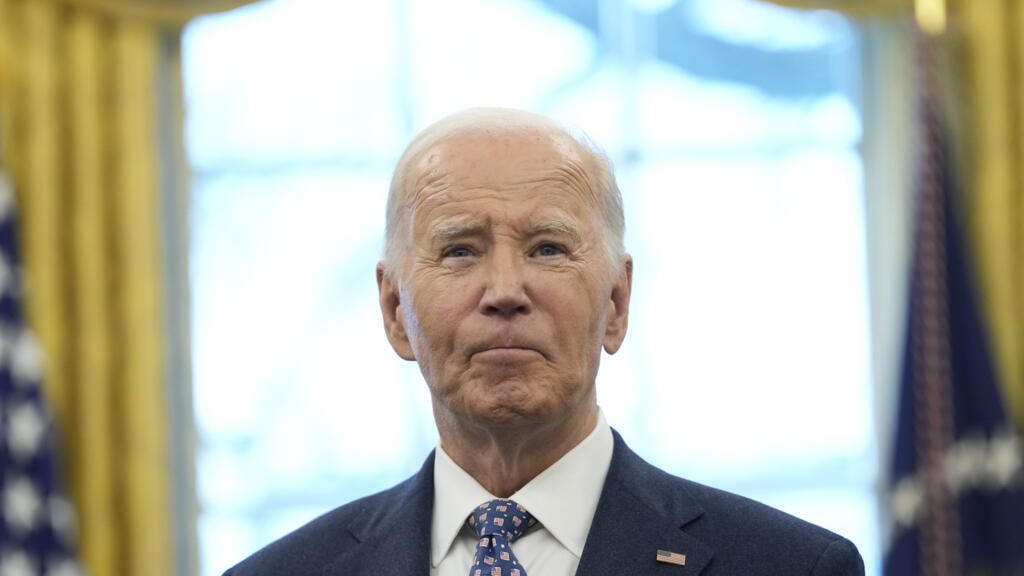 Juez anula norma de Biden que protegía a estudiantes transgénero contra la discriminación