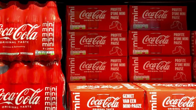 Coca-Cola detecta contaminación en su producción y retira bebidas en mercados europeos