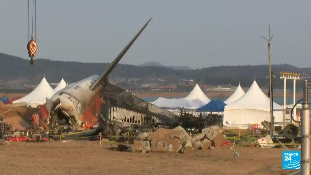 Autoridades allanan aeropuerto de Muan y oficinas de Jeju Air tras accidente aéreo