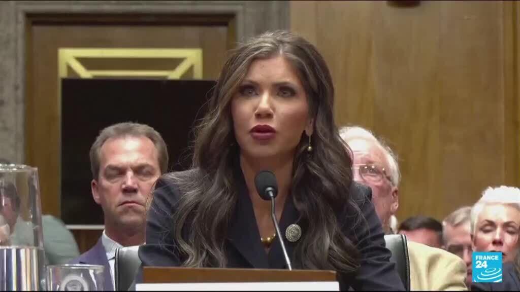 Kristi Noem promete mano dura en materia migratoria y dice que frontera sur es "zona de guerra"