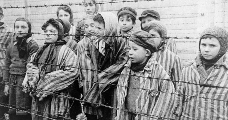 La historia oculta de los camarógrafos soviéticos que filmaron la liberación de Auschwitz