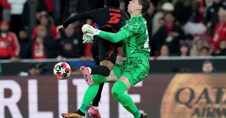 El polaco Szczęsny y el blooper definitivo de la Champions: se chocó contra un compañero y festejó el Benfica de Nicolás Otamendi