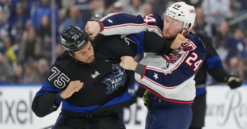 La "pelea del año" en el hockey sobre hielo: Mathieu Olivier, a las piñas con Ryan Reaves, que llegó a 147 riñas y terminó enojado