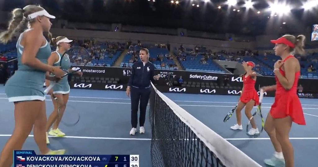 La insólita postal espejo en el Abierto de Australia: las gemelas Penickova y las hermanas Kovackova, frente a frente y vestidas iguales