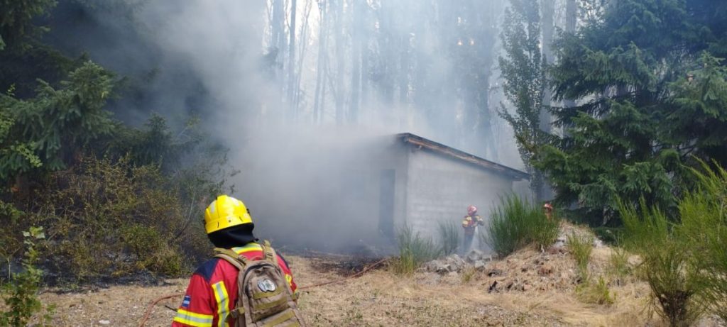 Incendio en Epuyén: Importante despliegue de medios aéreos y más de 400 personas abocadas a combatir el fuego