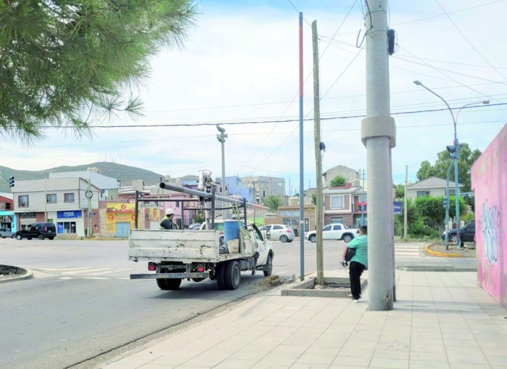 Reclaman en barrio Roca por la instalación de postes de telefonía