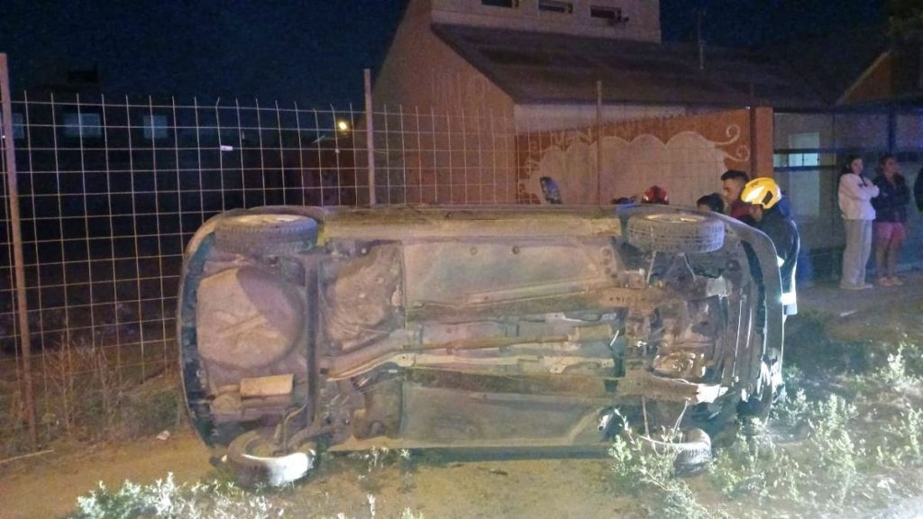 Conductora demorada por andar ebria manejando el auto que terminó volcando en la vereda de una casa